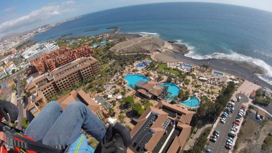 Emoción en la arena: Aterrizaje en parapente sobre la idílica Playa de la Caleta en Tenerife